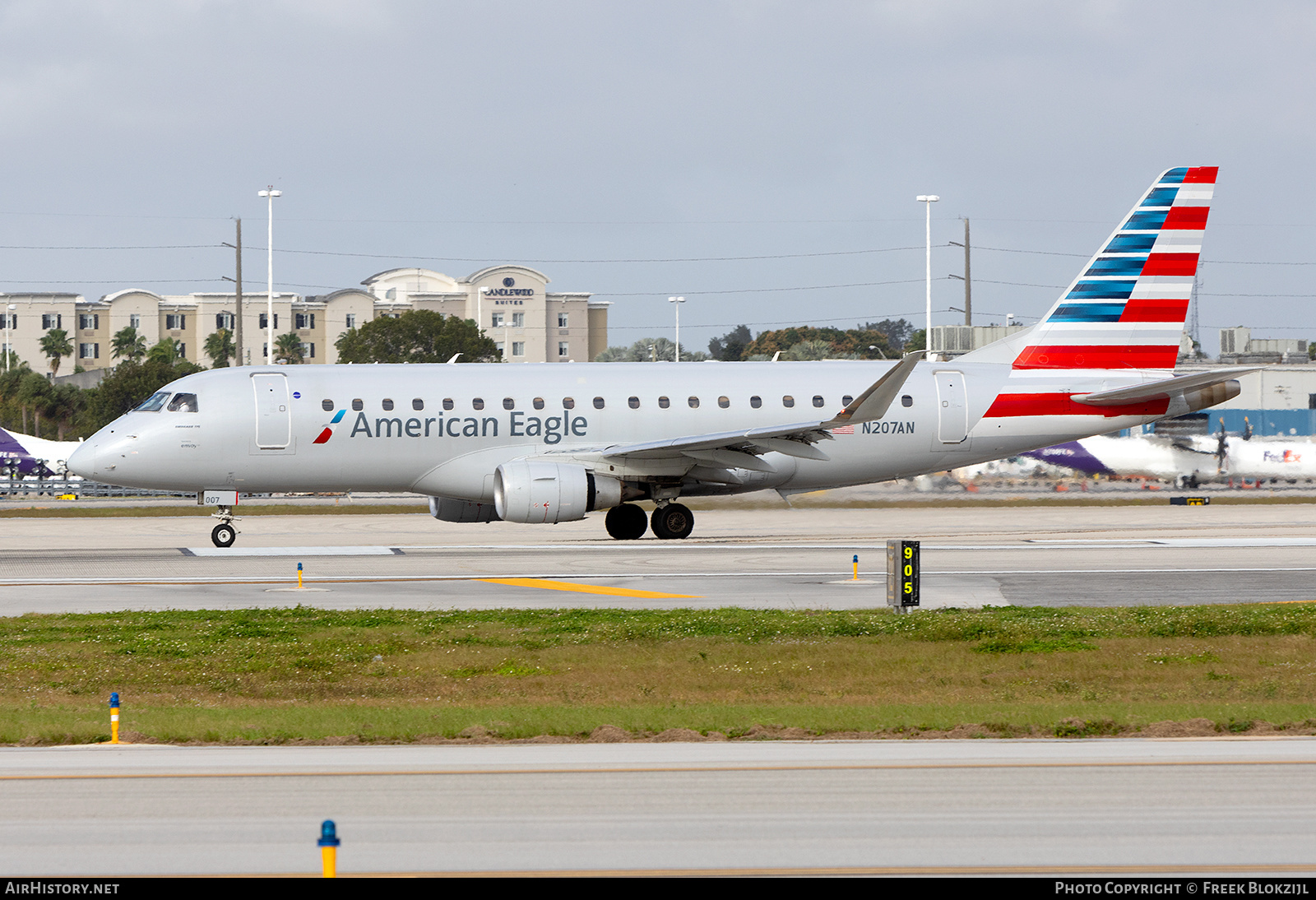 Aircraft Photo of N207AN | Embraer 175LR (ERJ-170-200LR) | American Eagle | AirHistory.net #658596