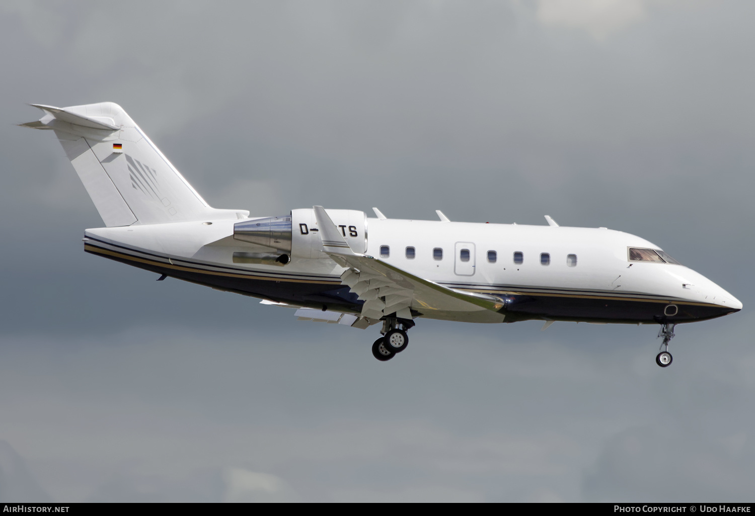 Aircraft Photo of D-ASTS | Bombardier Challenger 604 (CL-600-2B16) | AirHistory.net #659025