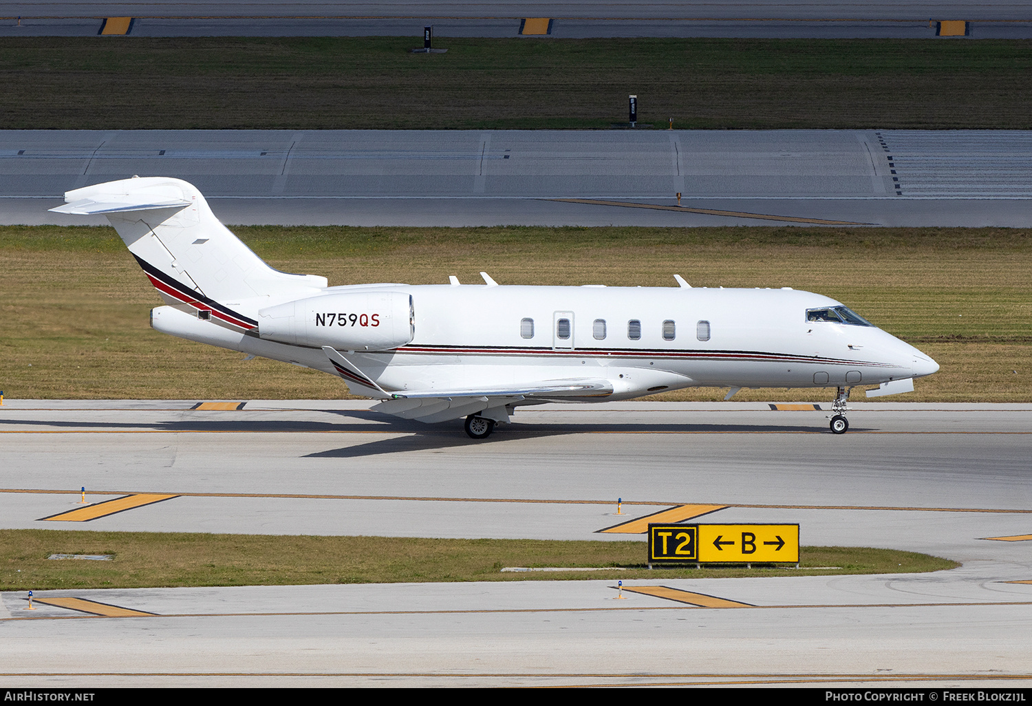 Aircraft Photo of N759QS | Bombardier Challenger 350 (BD-100-1A10) | AirHistory.net #659375