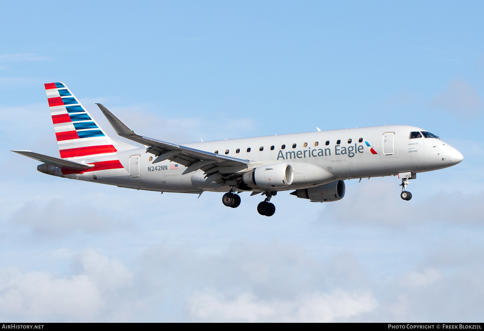 Aircraft Photo of N242NN | Embraer 175LR (ERJ-170-200LR) | American Eagle | AirHistory.net #659443