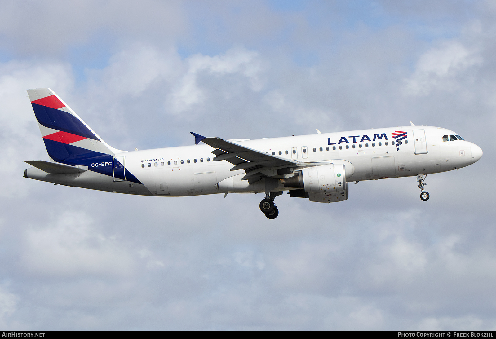 Aircraft Photo of CC-BFC | Airbus A320-214 | LATAM Airlines | AirHistory.net #660068