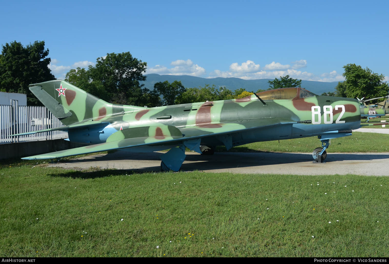 Aircraft Photo of 882 | Mikoyan-Gurevich MiG-19S | Bulgaria - Air Force | AirHistory.net #660150