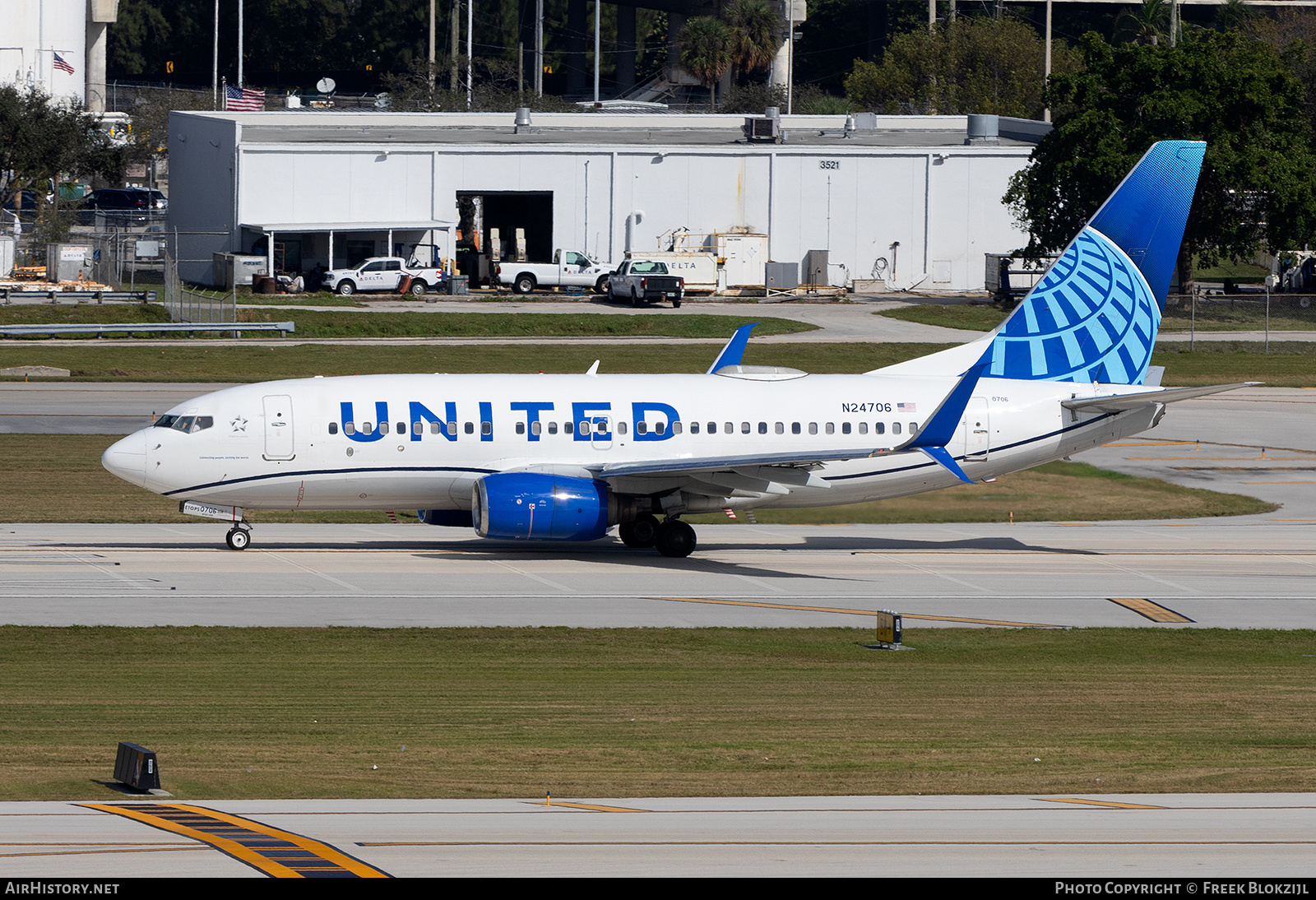 Aircraft Photo of N24706 | Boeing 737-724 | United Airlines | AirHistory.net #661506