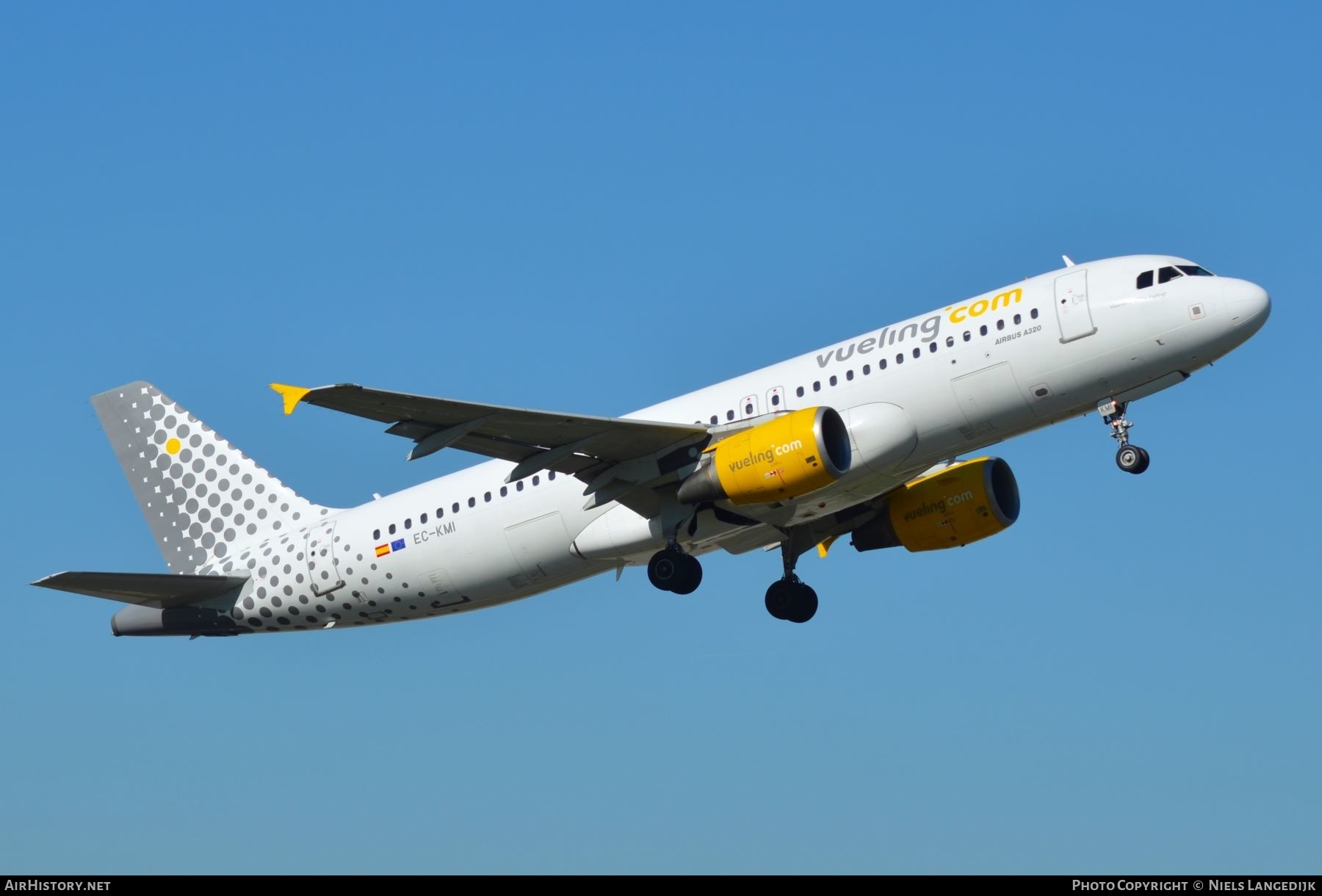 Aircraft Photo of EC-KMI | Airbus A320-216 | Vueling Airlines | AirHistory.net #661805