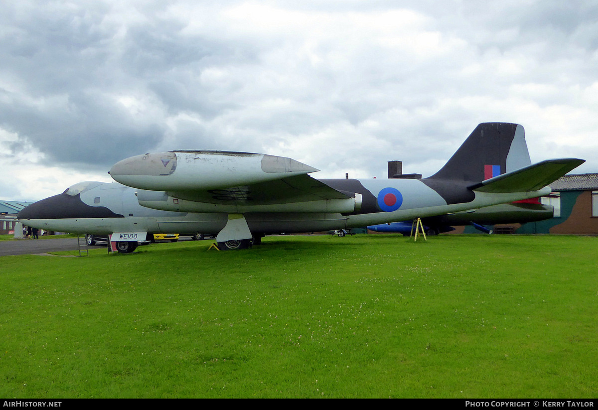 Aircraft Photo of WE188 | English Electric Canberra T4 | UK - Air Force | AirHistory.net #662452