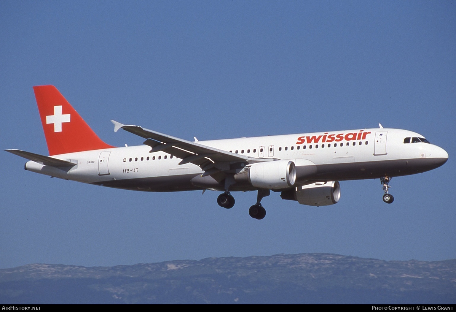 Aircraft Photo of HB-IJT | Airbus A320-214 | Swissair | AirHistory.net #662929