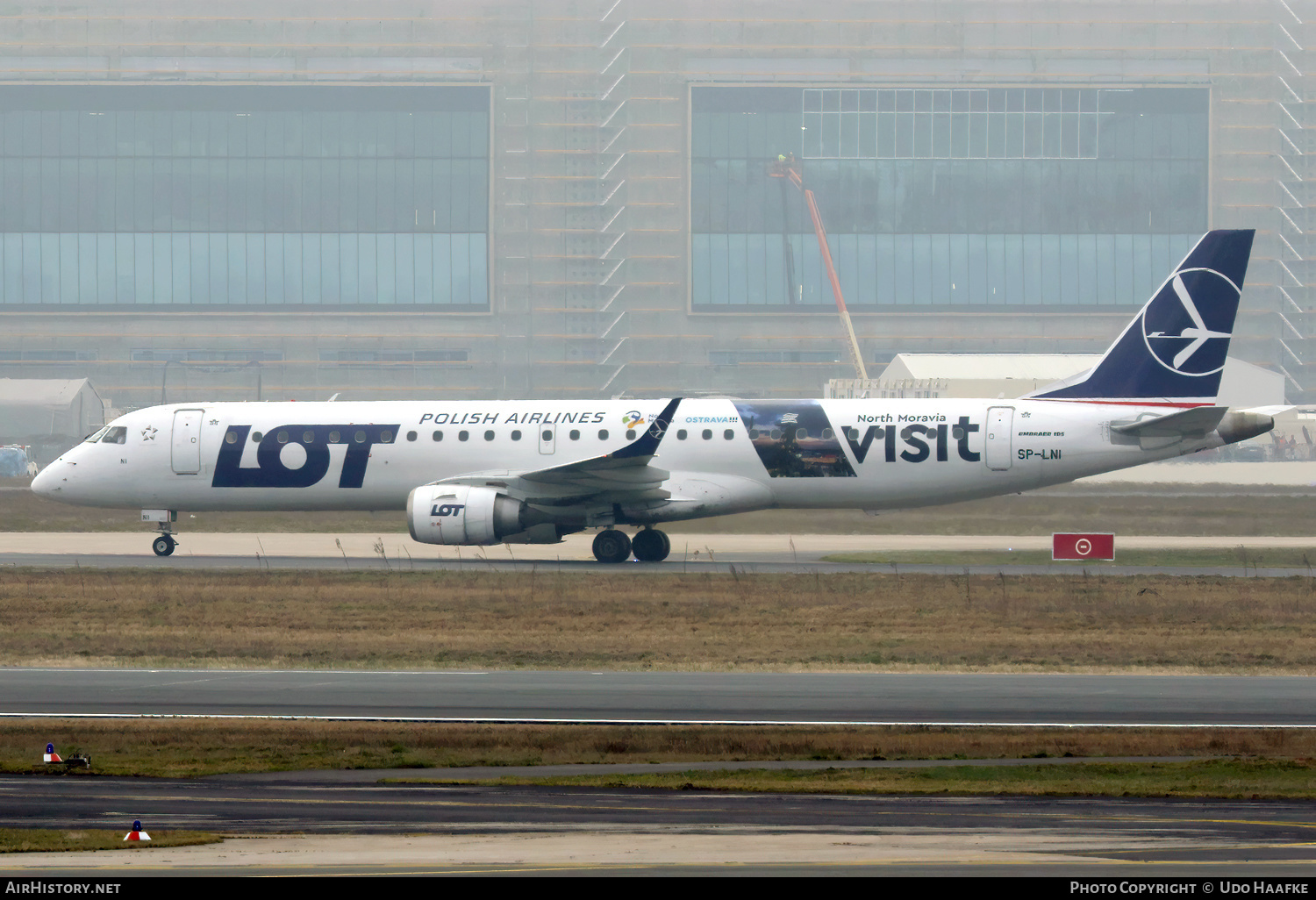 Aircraft Photo of SP-LNI | Embraer 195LR (ERJ-190-200LR) | LOT Polish Airlines - Polskie Linie Lotnicze | AirHistory.net #663061