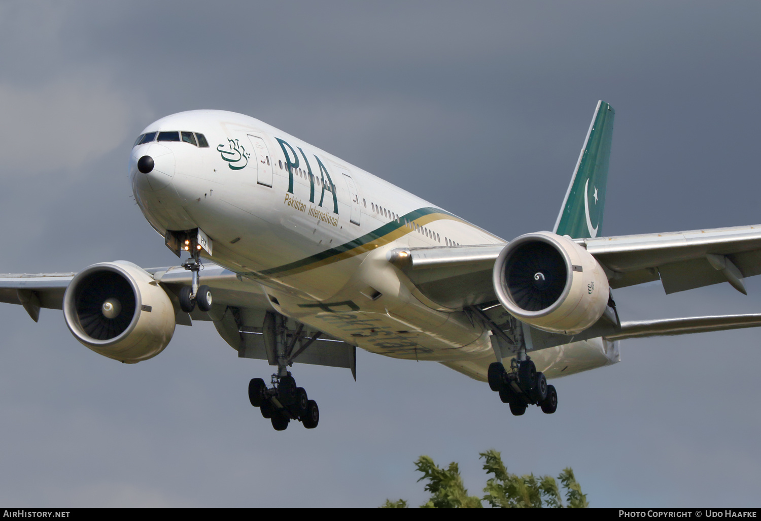 Aircraft Photo of AP-BHX | Boeing 777-240/ER | Pakistan International Airlines - PIA | AirHistory.net #663322