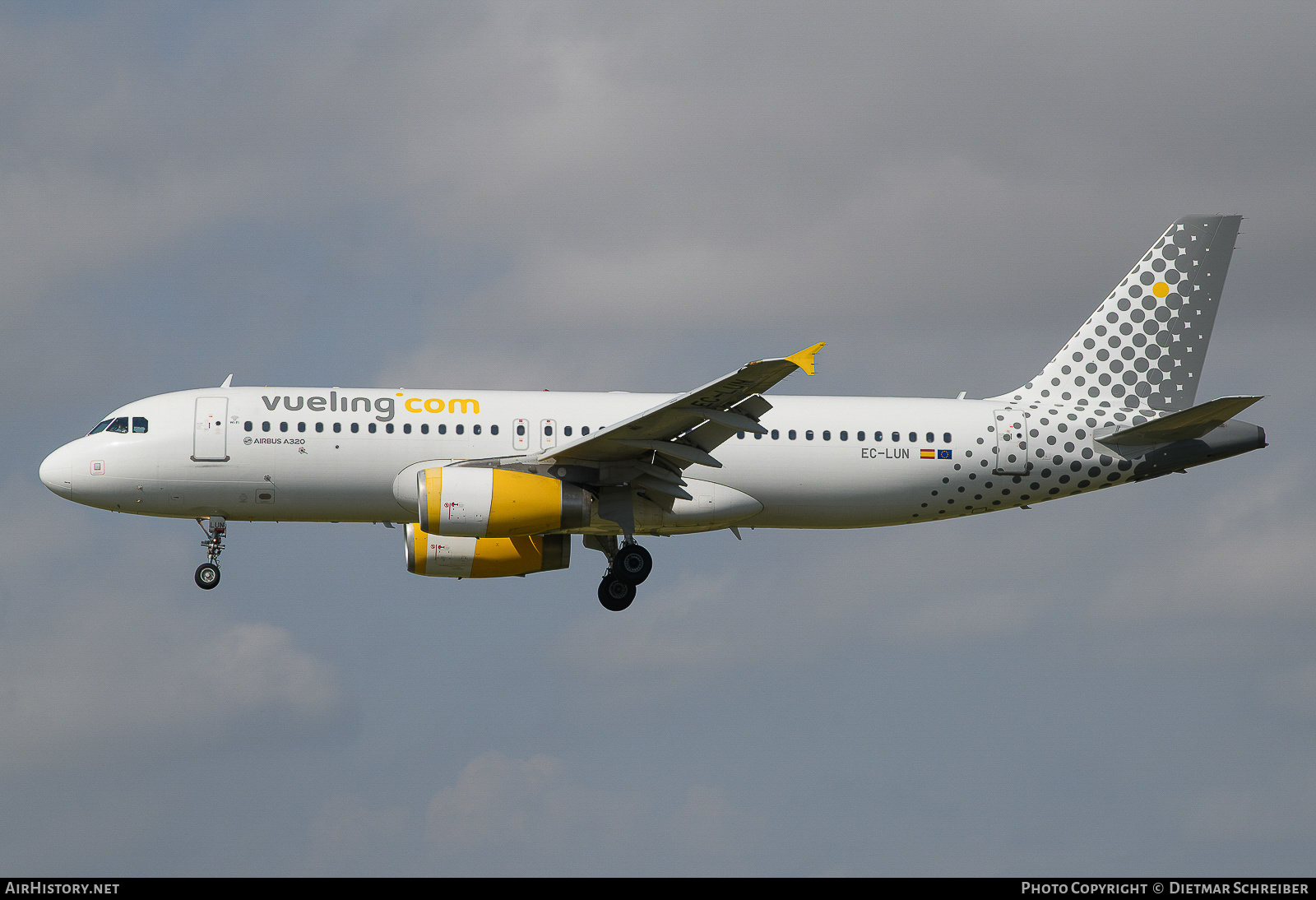 Aircraft Photo of EC-LLM | Airbus A320-214 | Vueling Airlines | AirHistory.net #663944