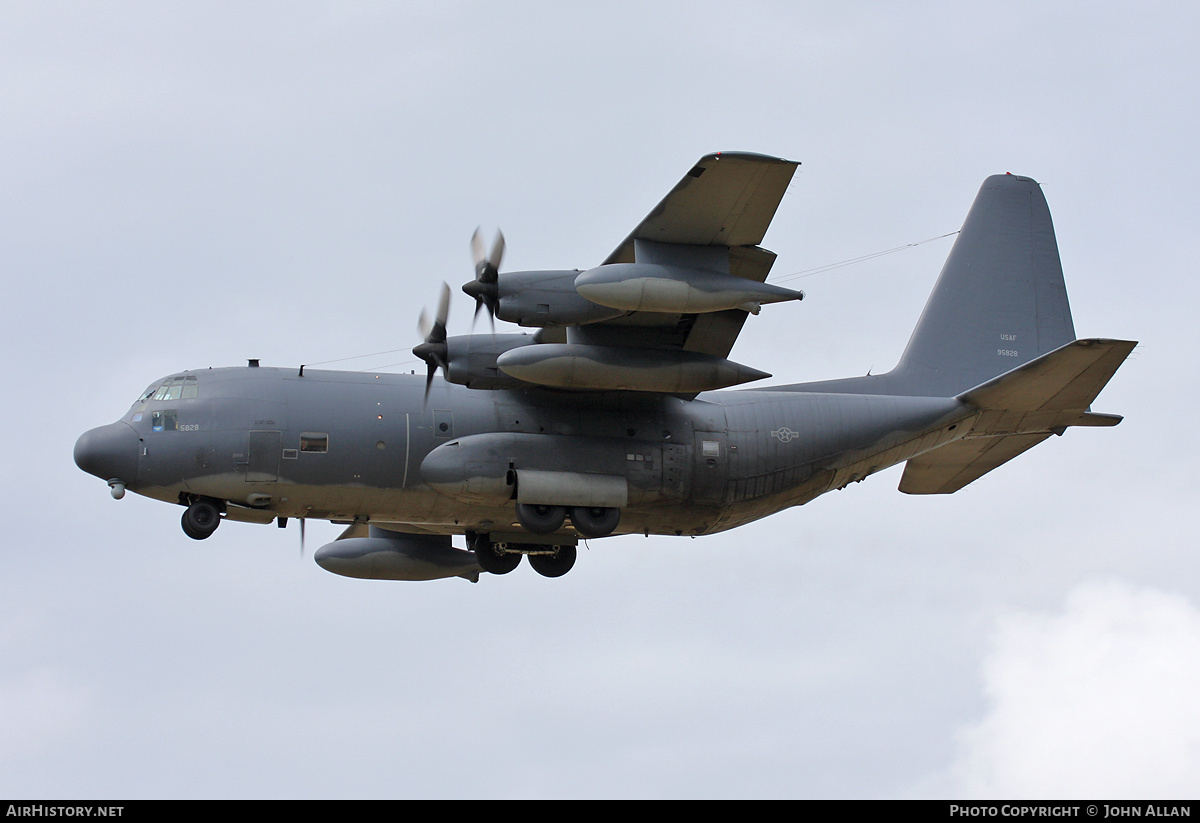 Aircraft Photo of 69-5828 / 95828 | Lockheed MC-130P Hercules (L-382) | USA - Air Force | AirHistory.net #664233