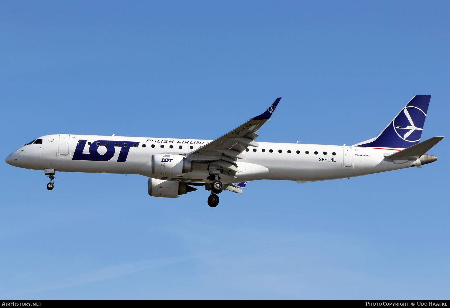 Aircraft Photo of SP-LNL | Embraer 195LR (ERJ-190-200LR) | LOT Polish Airlines - Polskie Linie Lotnicze | AirHistory.net #664463