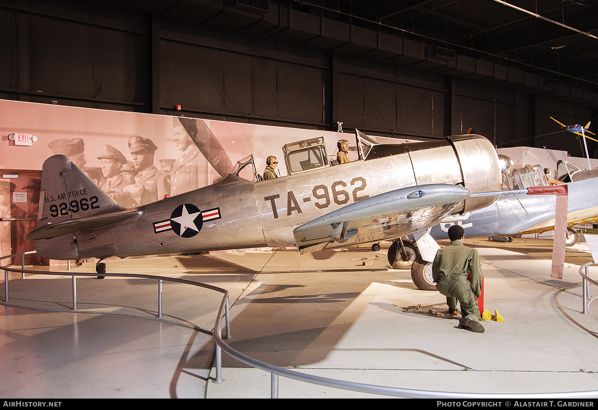 Aircraft Photo of 49-2962 / 92962 | North American T-6G Texan | USA - Air Force | AirHistory.net #664647