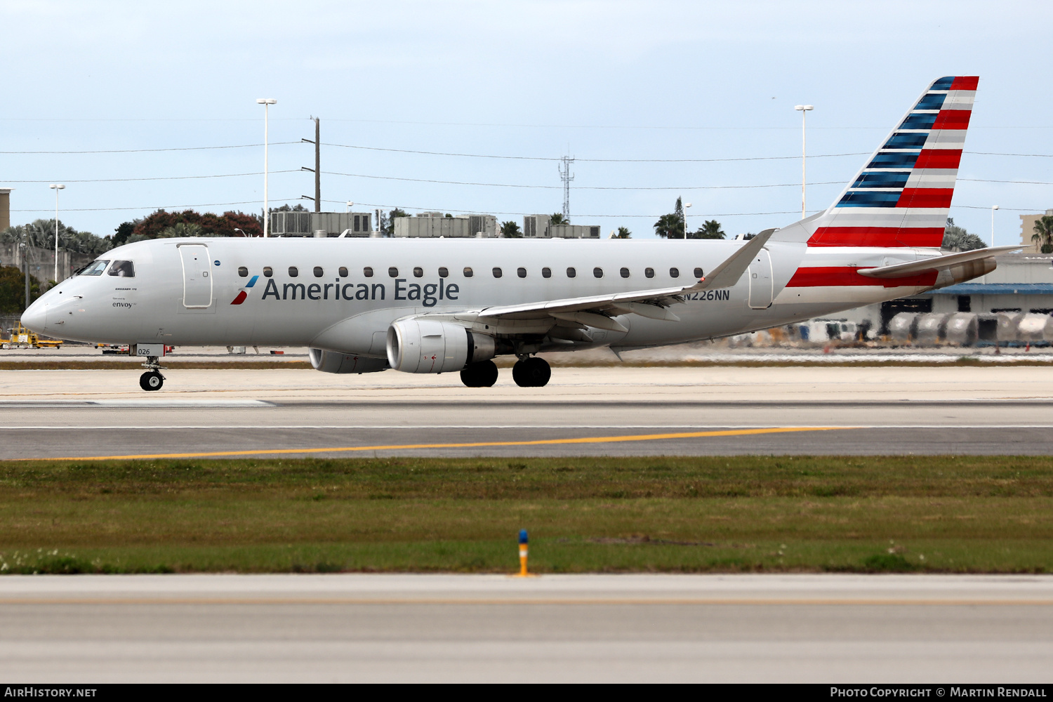 Aircraft Photo of N226NN | Embraer 175LR (ERJ-170-200LR) | American Eagle | AirHistory.net #666636