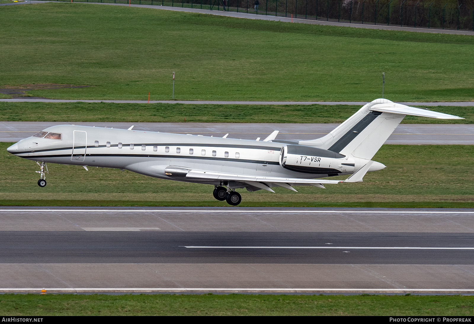 Aircraft Photo of T7-VSR | Bombardier Global Express XRS (BD-700-1A10) | AirHistory.net #666965