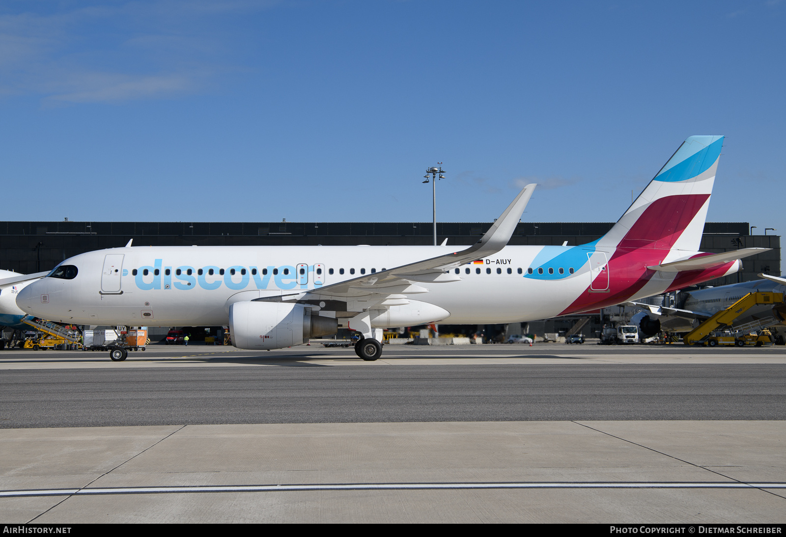 Aircraft Photo of D-AIUY | Airbus A320-214 | Discover Airlines | AirHistory.net #666989