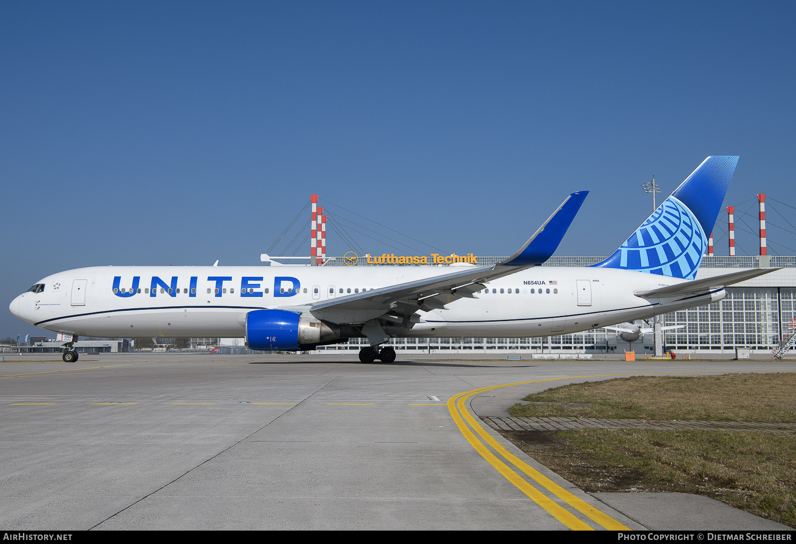 Aircraft Photo of N654UA | Boeing 767-322/ER | United Airlines | AirHistory.net #667056