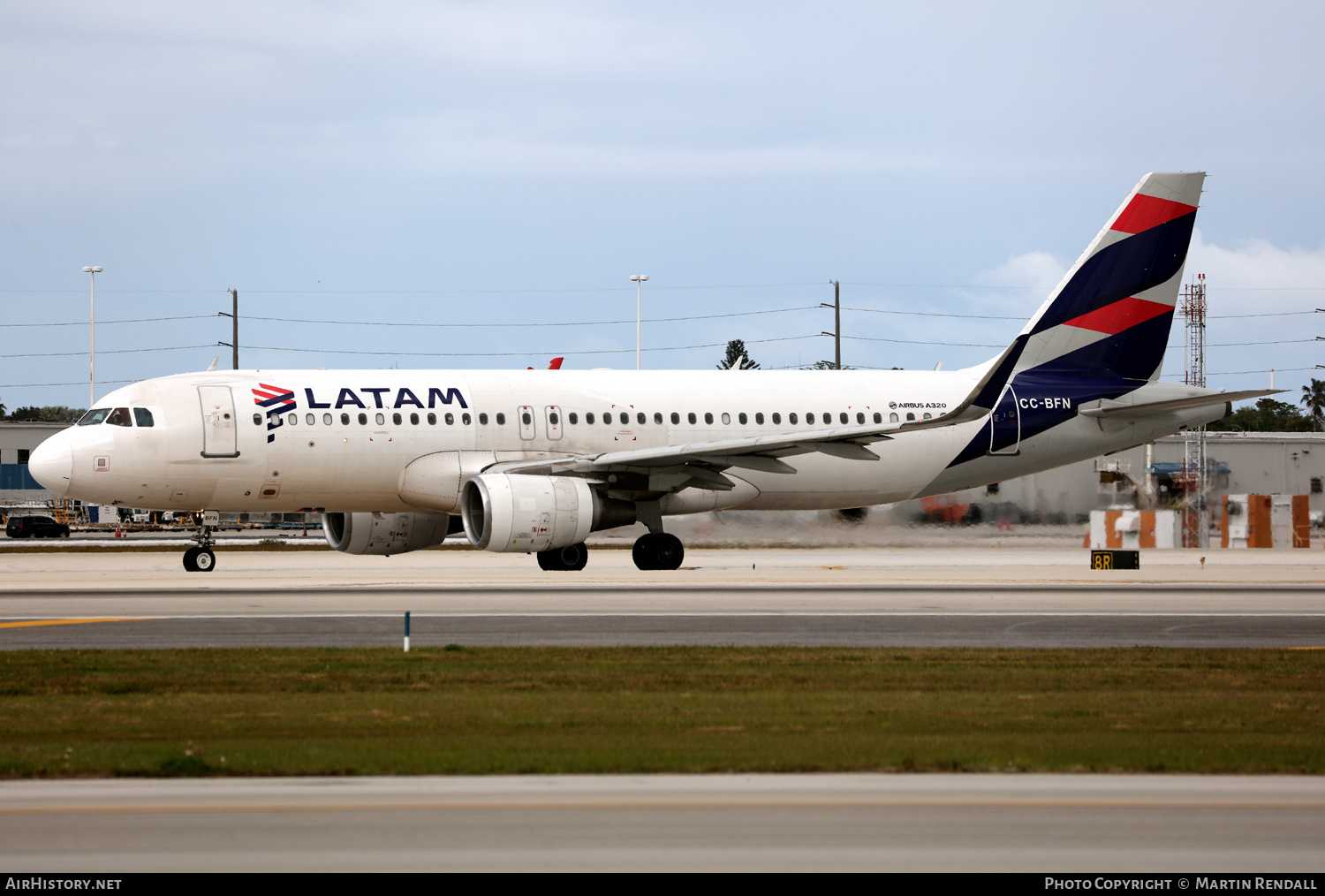 Aircraft Photo of CC-BFN | Airbus A320-214 | LATAM Airlines | AirHistory.net #667334