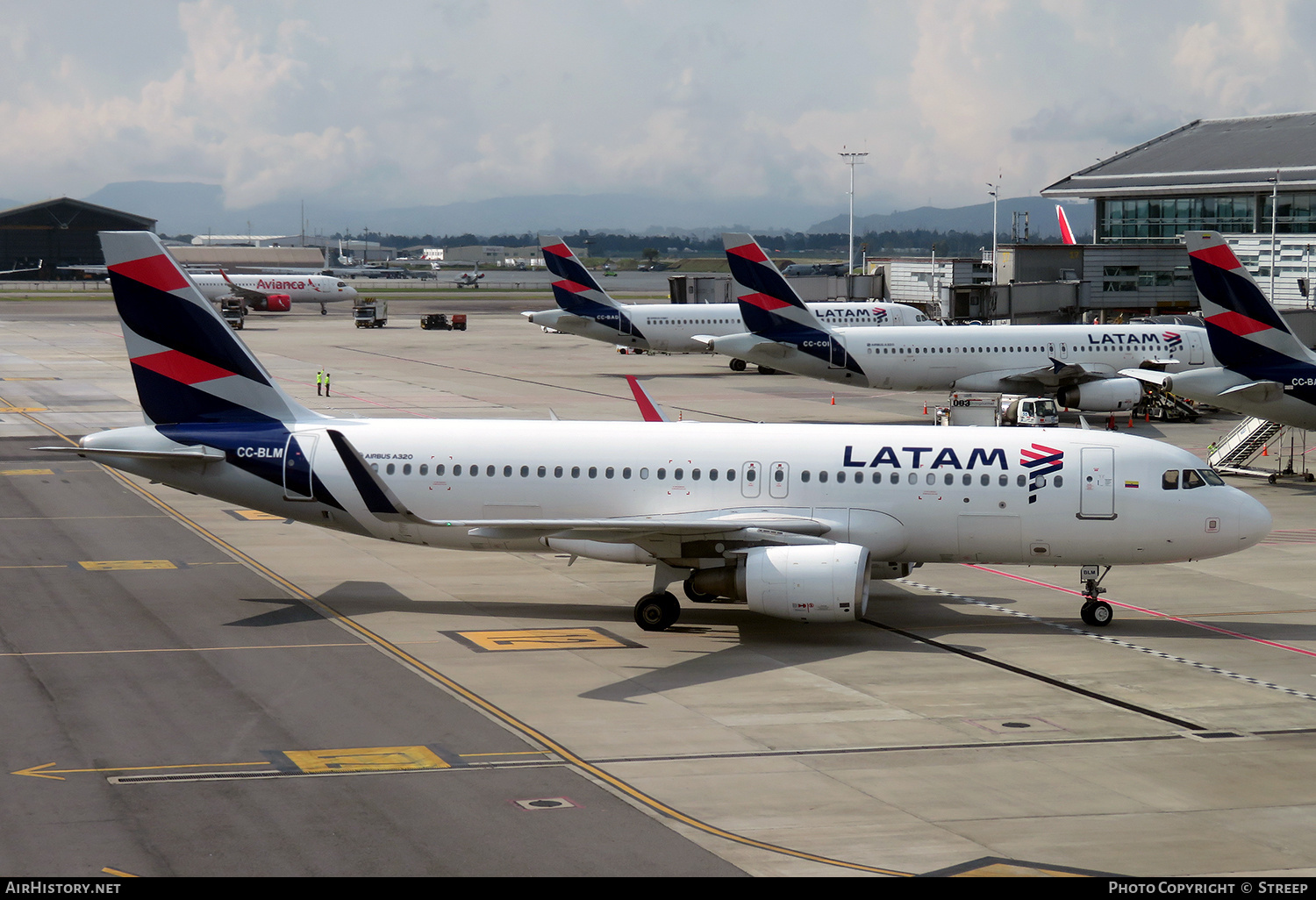 Aircraft Photo of CC-BLM | Airbus A320-214 | LATAM Airlines | AirHistory.net #667732