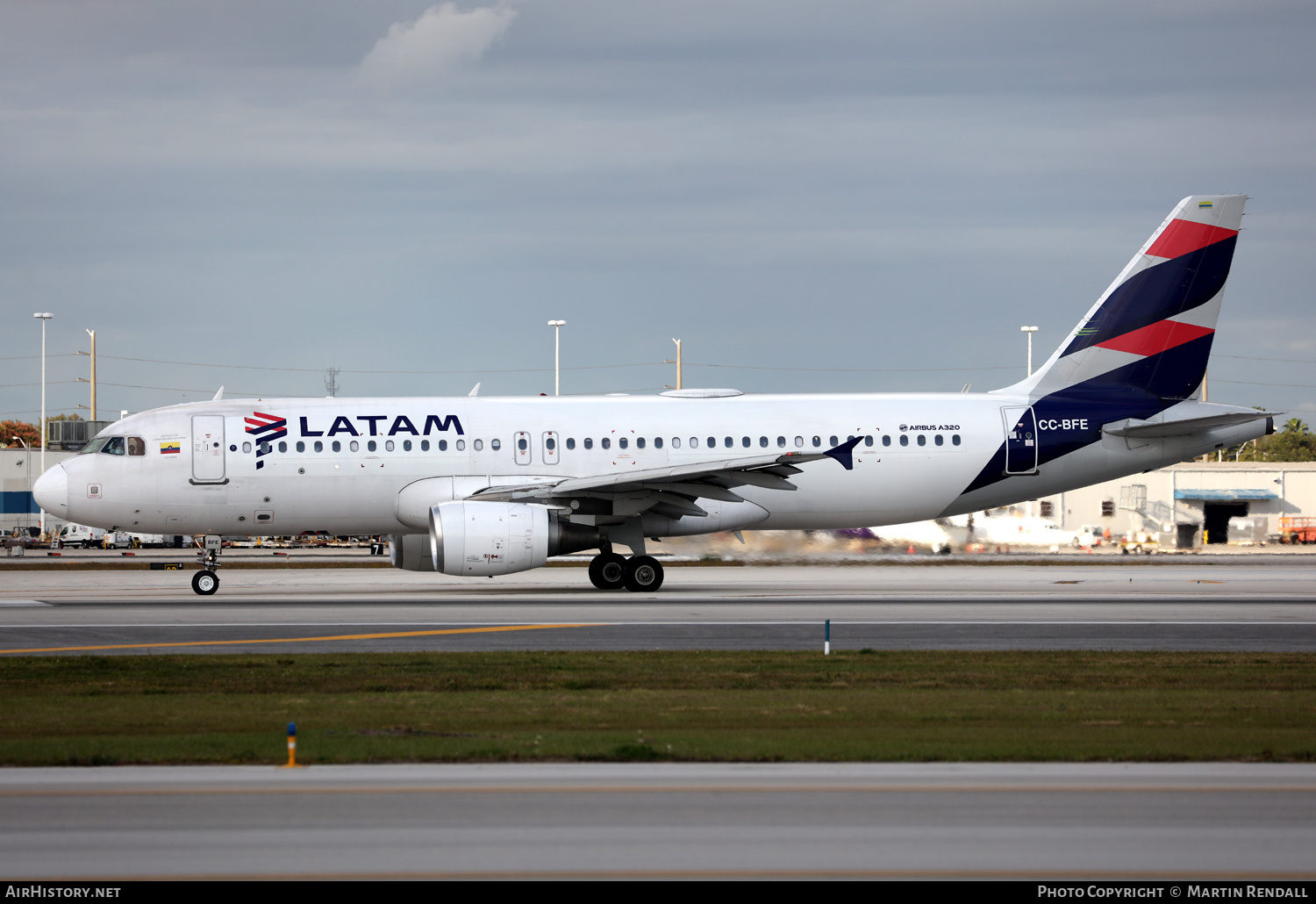 Aircraft Photo of CC-BFE | Airbus A320-214 | LATAM Airlines | AirHistory.net #667865