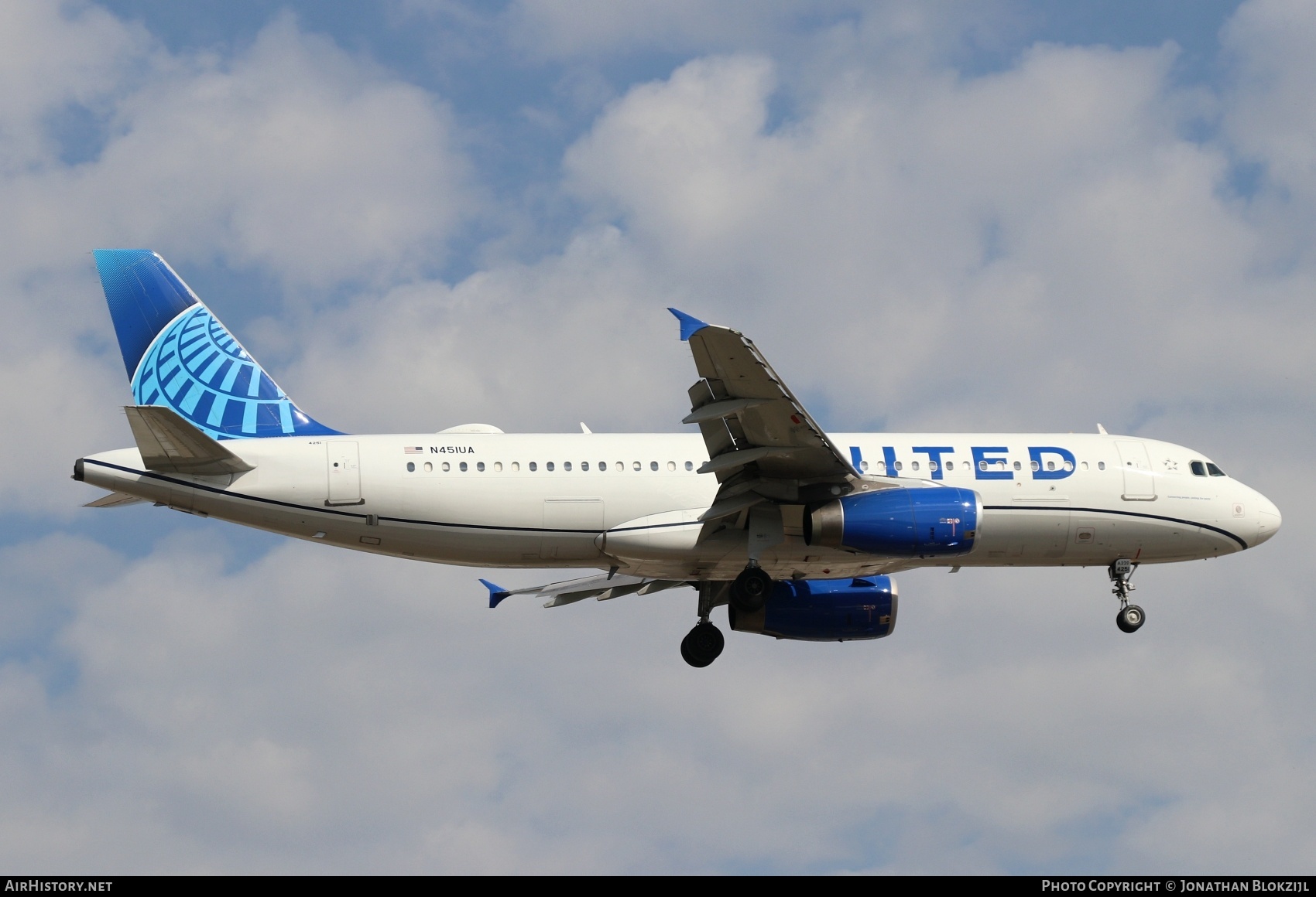 Aircraft Photo of N451UA | Airbus A320-232 | United Airlines | AirHistory.net #667925