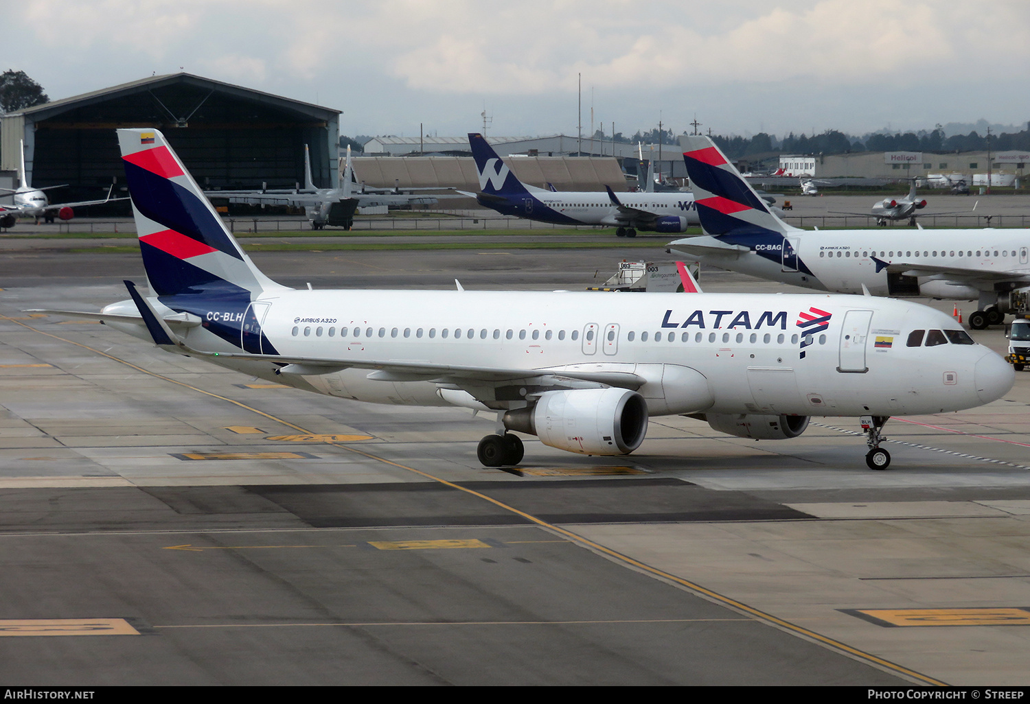 Aircraft Photo of CC-BLH | Airbus A320-214 | LATAM Airlines | AirHistory.net #668606