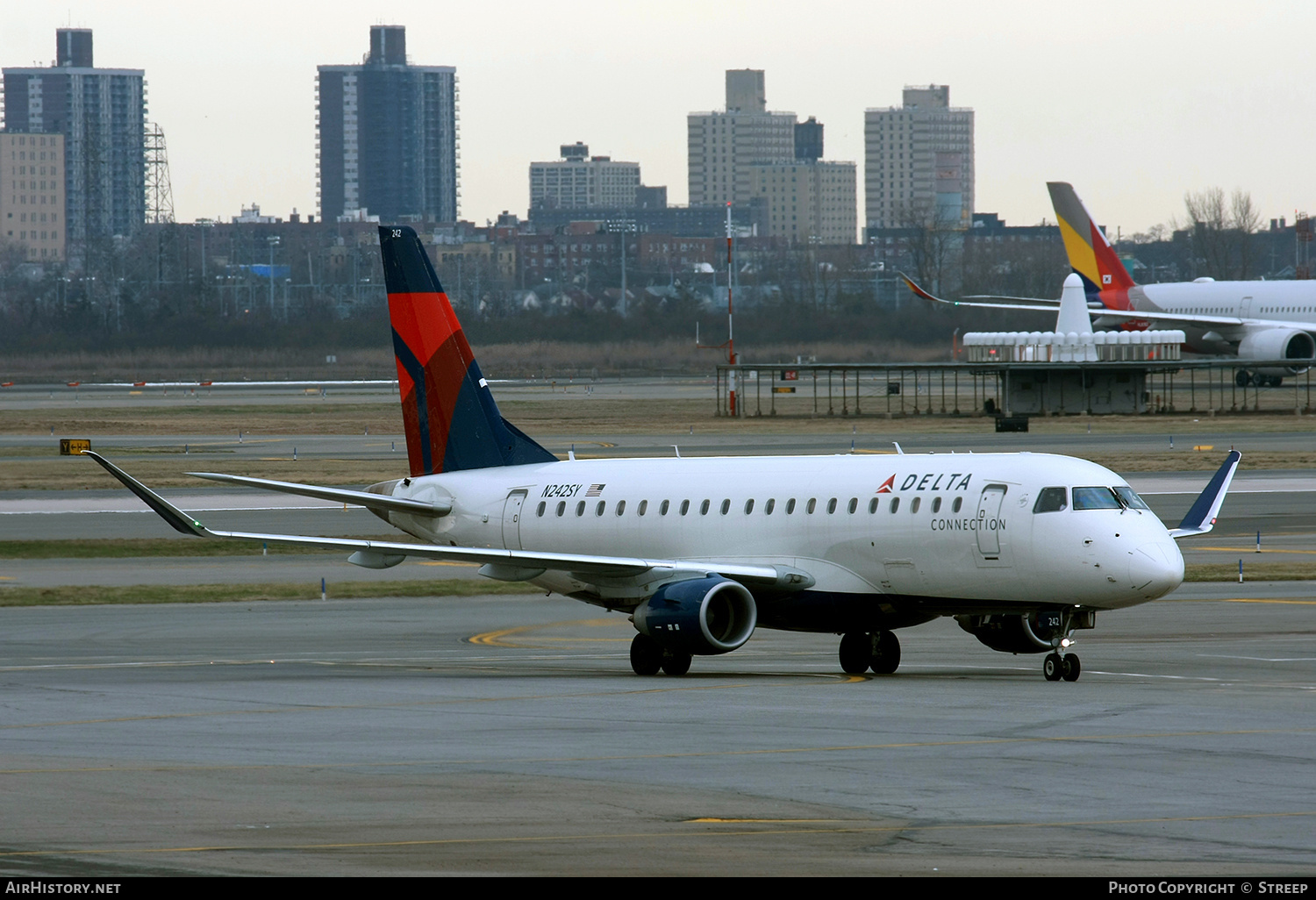 Aircraft Photo of N242SY | Embraer 175LR (ERJ-170-200LR) | Delta Connection | AirHistory.net #669363