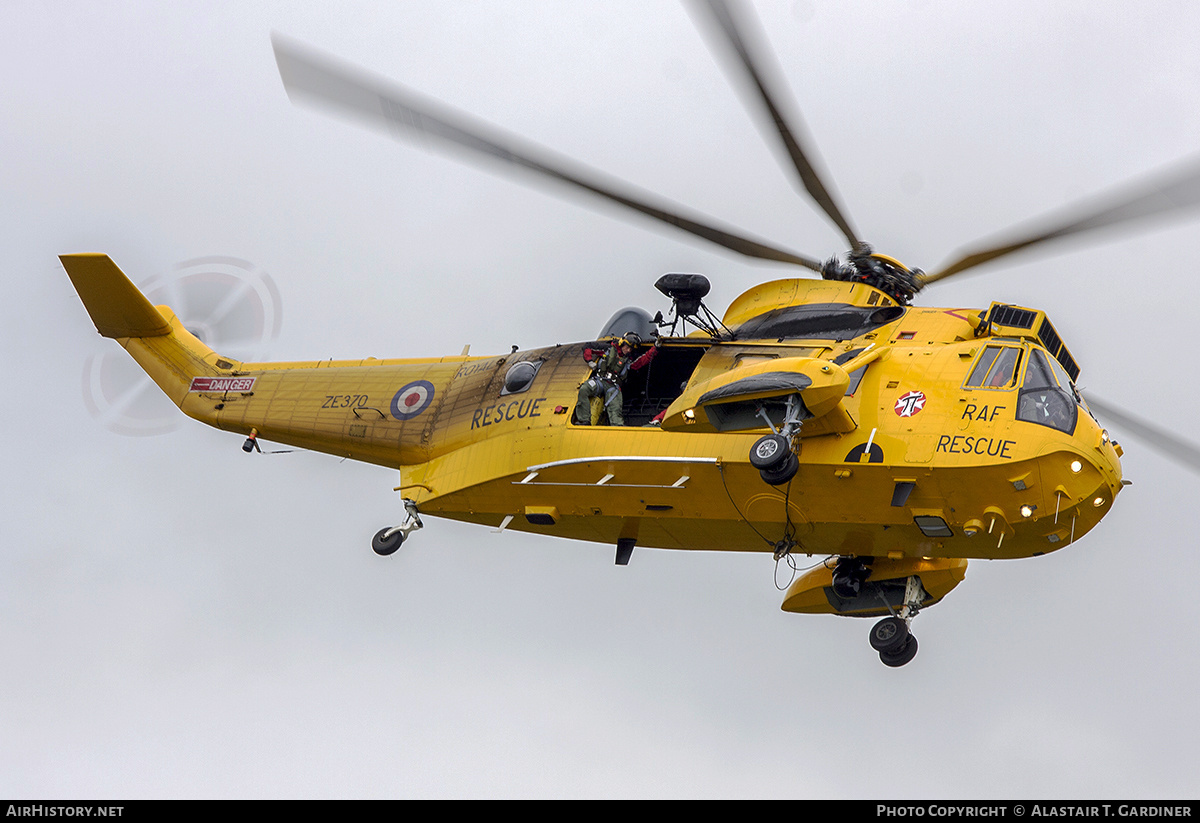 Aircraft Photo of ZE370 | Westland WS-61 Sea King HAR3 | UK - Air Force | AirHistory.net #669544