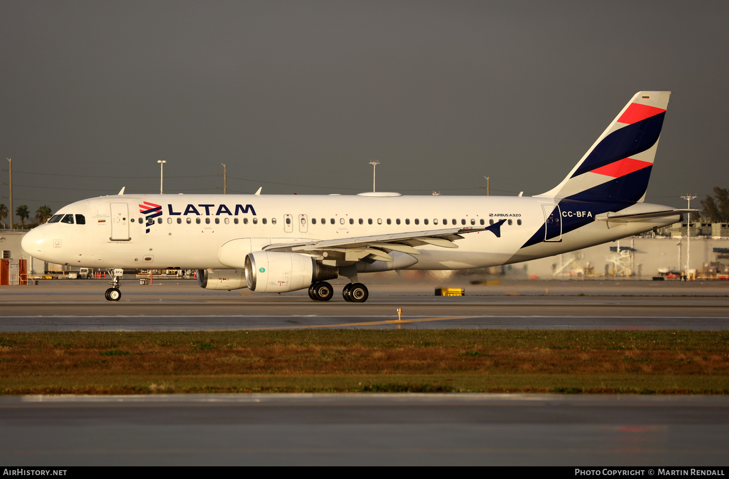 Aircraft Photo of CC-BFA | Airbus A320-214 | LATAM Airlines | AirHistory.net #669919
