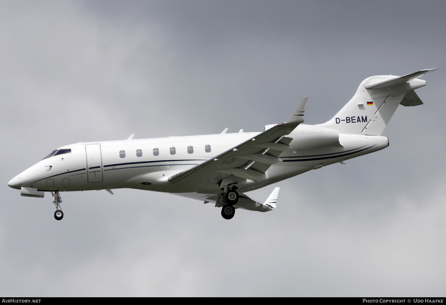 Aircraft Photo of D-BEAM | Bombardier Challenger 300 (BD-100-1A10) | AirHistory.net #670786