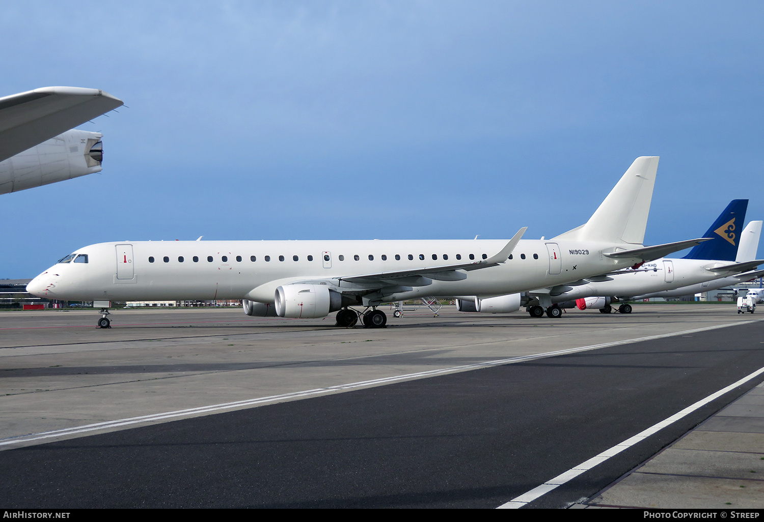 Aircraft Photo of N19029 | Embraer 195LR (ERJ-190-200LR) | AirHistory.net #671397