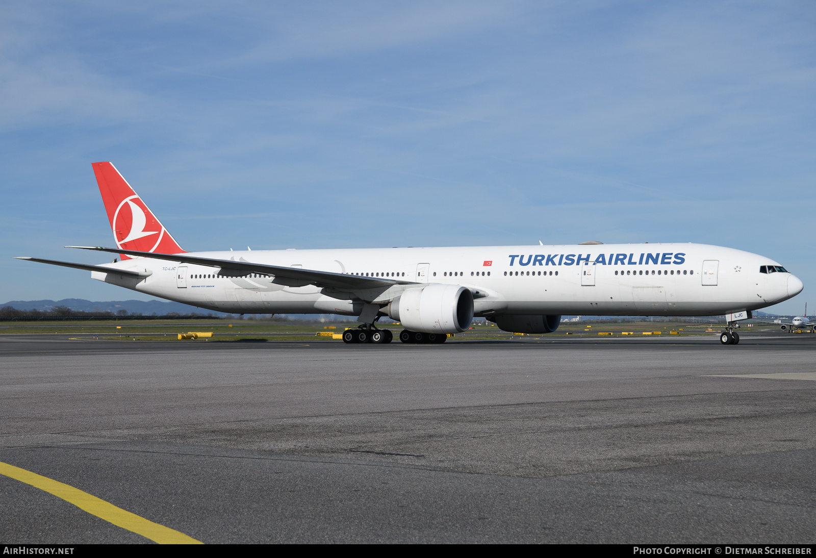 Aircraft Photo of TC-LJC | Boeing 777-3F2/ER | Turkish Airlines | AirHistory.net #671430
