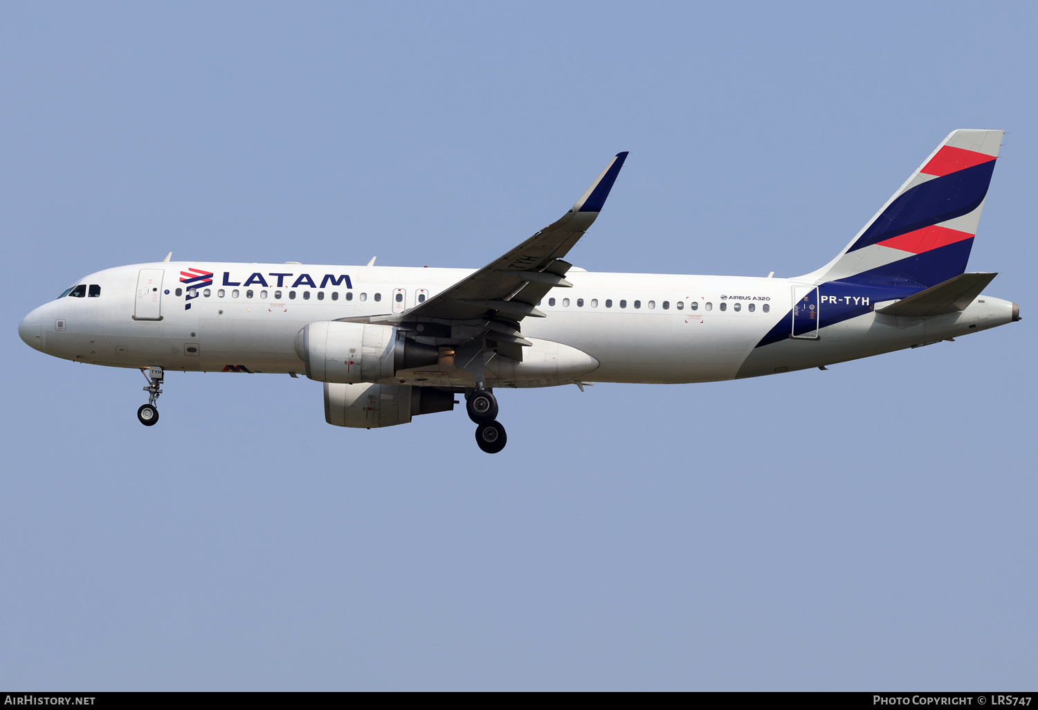 Aircraft Photo of PR-TYH | Airbus A320-214 | LATAM Airlines | AirHistory.net #671691