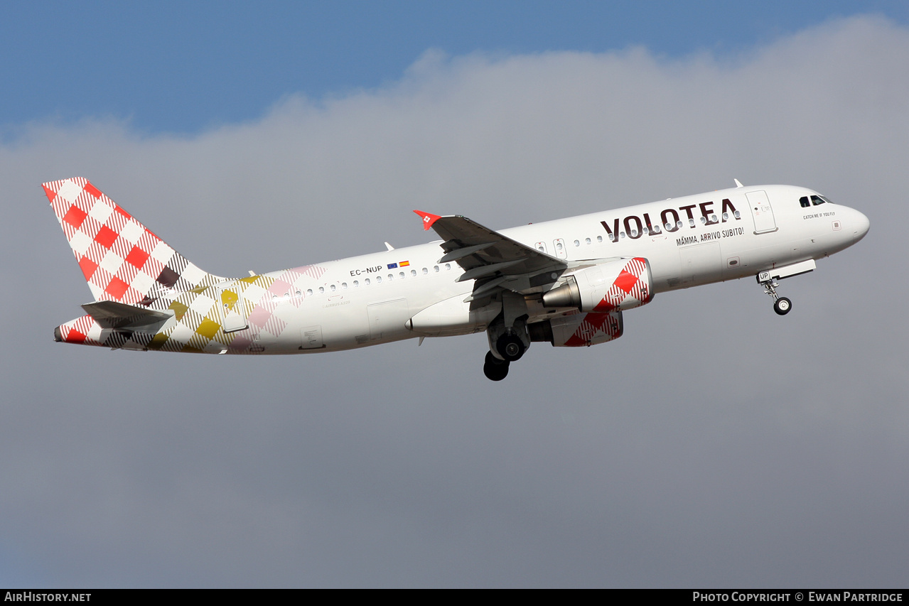 Aircraft Photo of EC-NUP | Airbus A320-214 | Volotea | AirHistory.net #671888