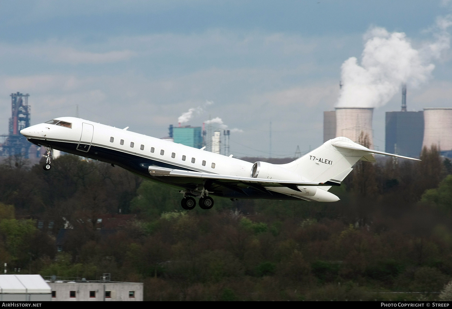 Aircraft Photo of T7-ALEX1 | Bombardier Global 5000 (BD-700-1A11) | AirHistory.net #671908
