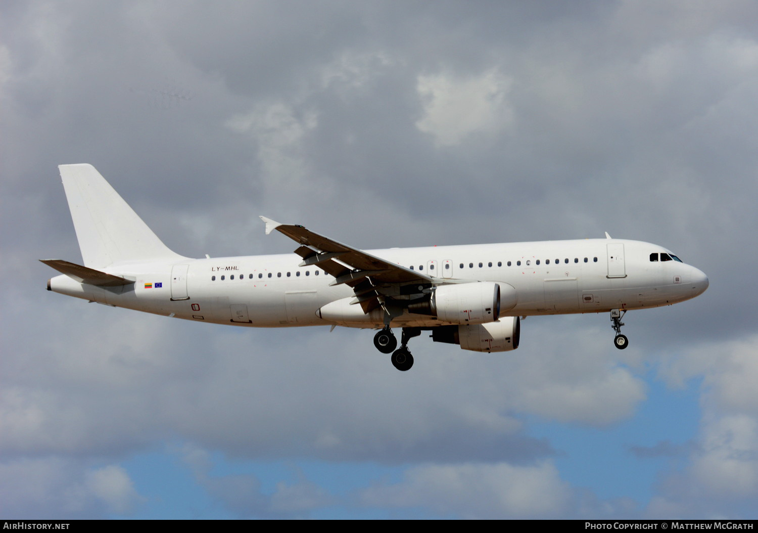 Aircraft Photo of LY-MHL | Airbus A320-216 | AirHistory.net #672470