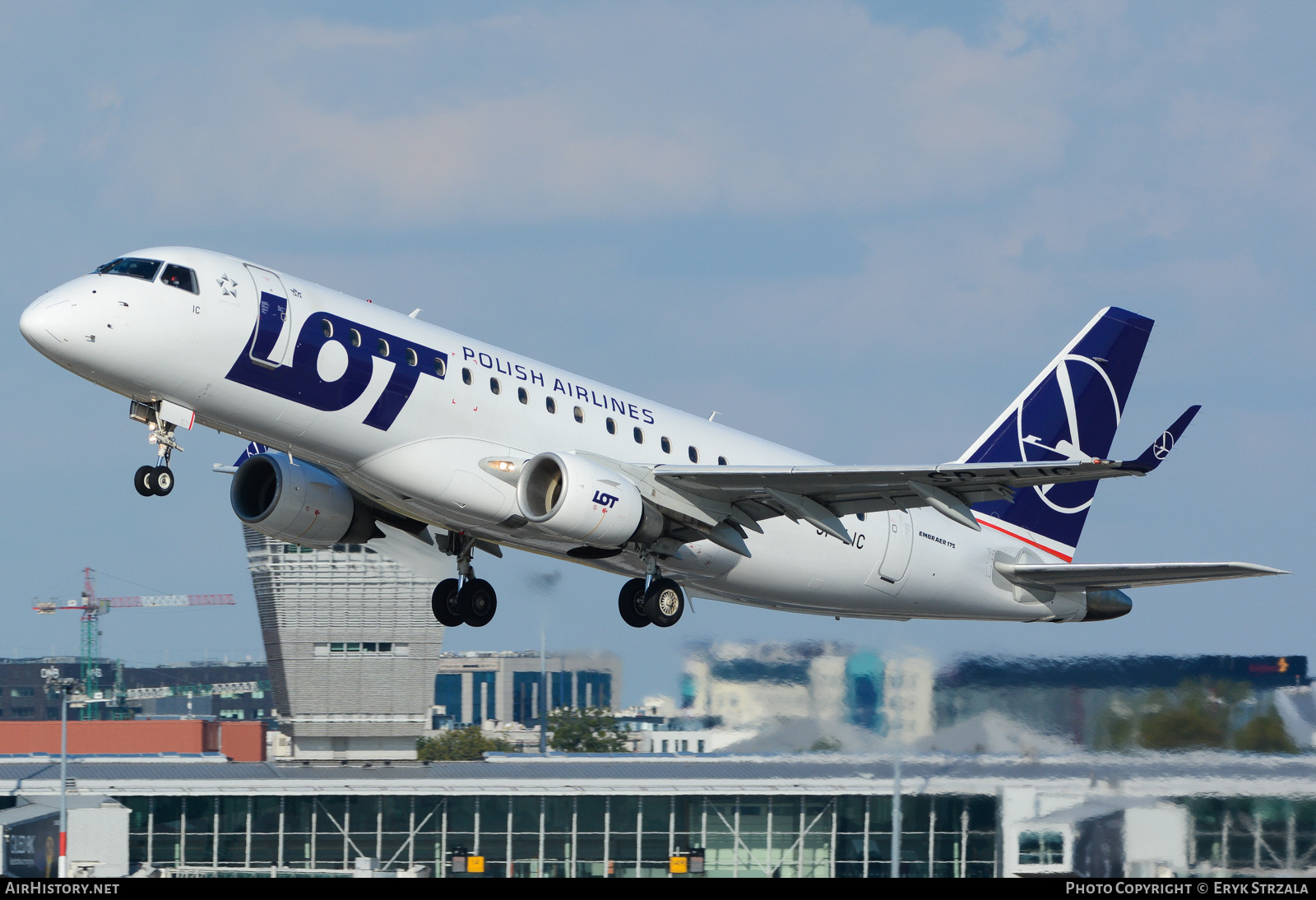 Aircraft Photo of SP-LIC | Embraer 175LR (ERJ-170-200LR) | LOT Polish Airlines - Polskie Linie Lotnicze | AirHistory.net #673076