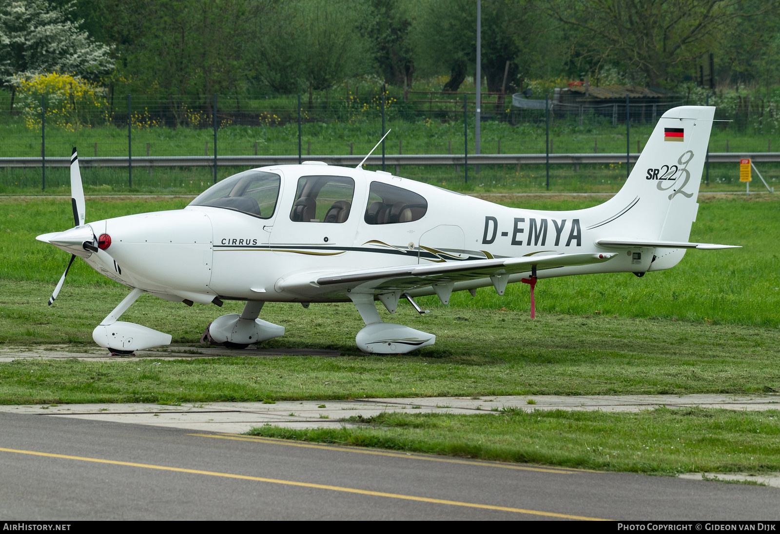 Aircraft Photo of D-EMYA | Cirrus SR-22 G2 | AirHistory.net #673841