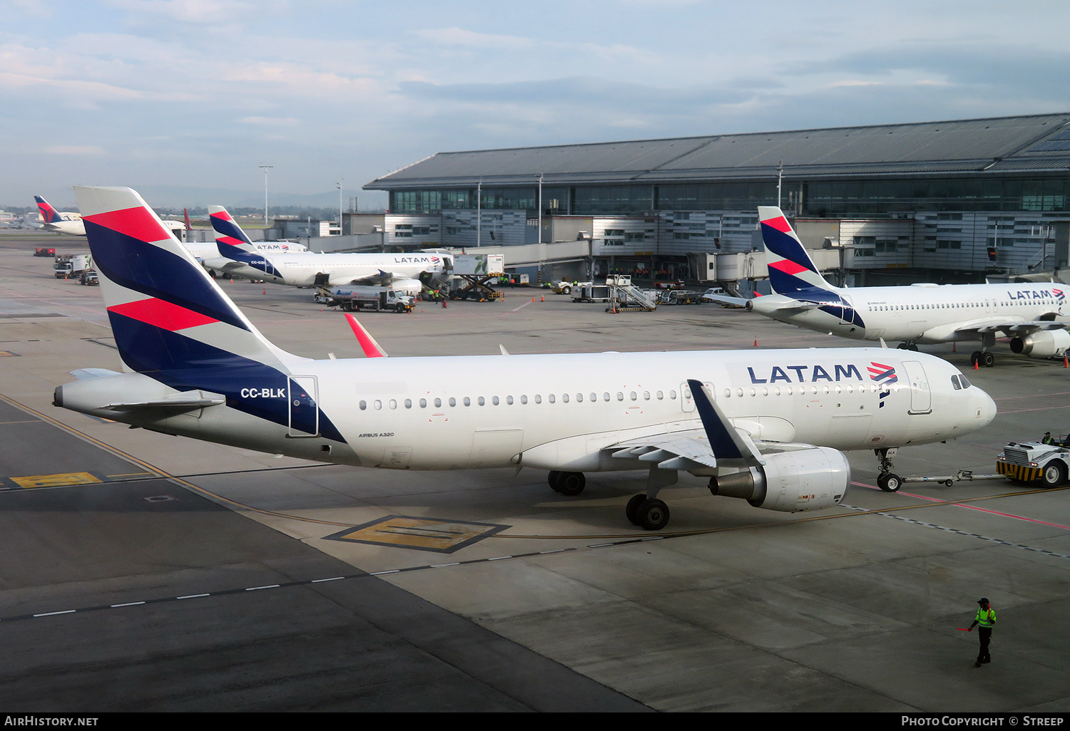 Aircraft Photo of CC-BLK | Airbus A320-214 | LATAM Airlines | AirHistory.net #674914