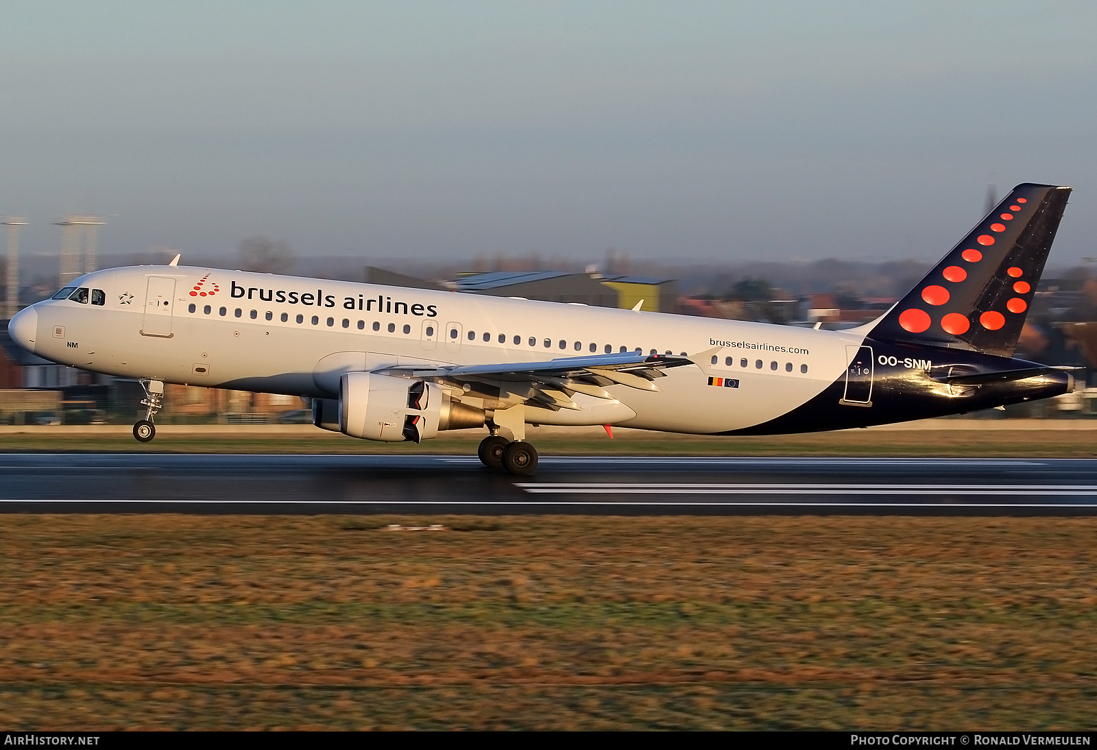 Aircraft Photo of OO-SNM | Airbus A320-214 | Brussels Airlines | AirHistory.net #675275