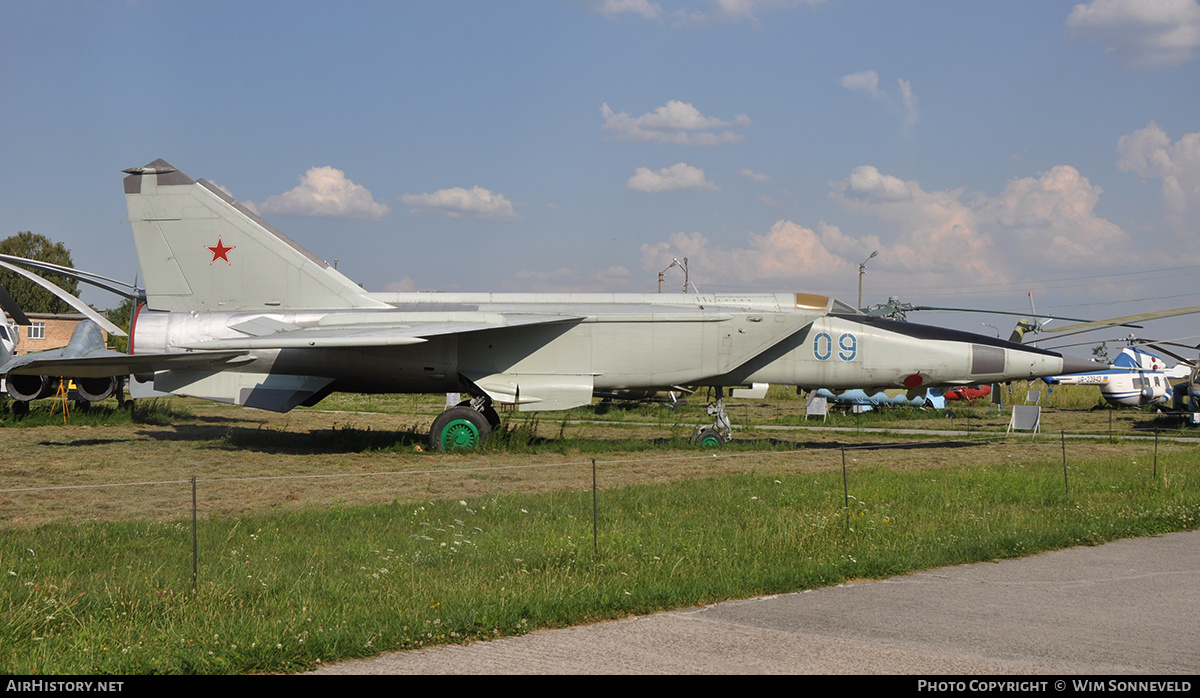 Aircraft Photo of 09 blue | Mikoyan-Gurevich MiG-25RBS | Soviet Union - Air Force | AirHistory.net #675308