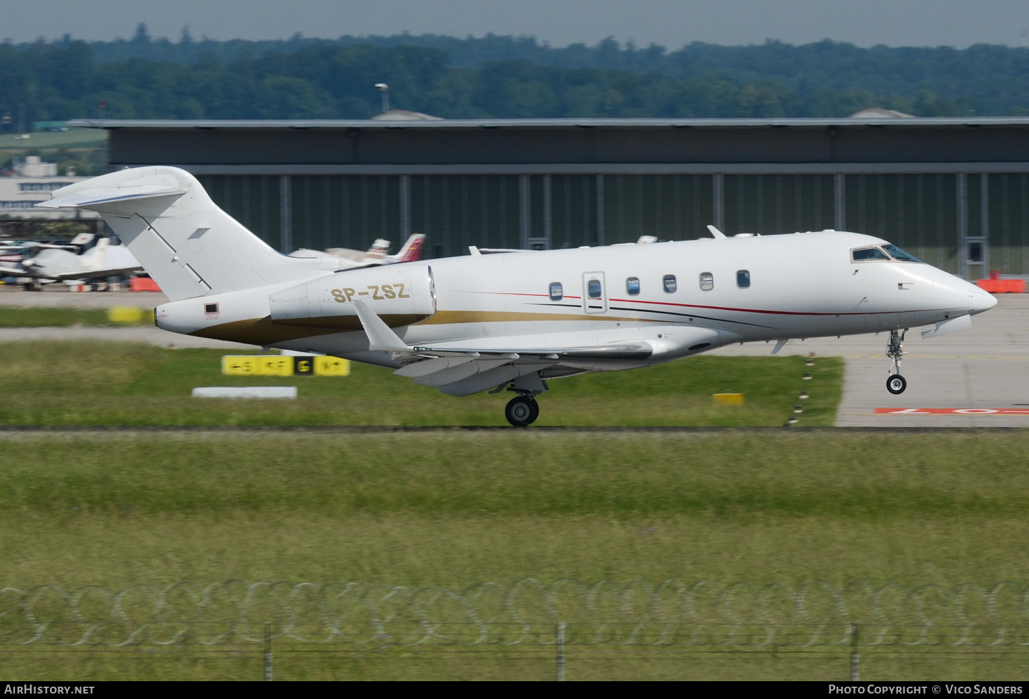 Aircraft Photo of SP-ZSZ | Bombardier Challenger 300 (BD-100-1A10) | AirHistory.net #675532