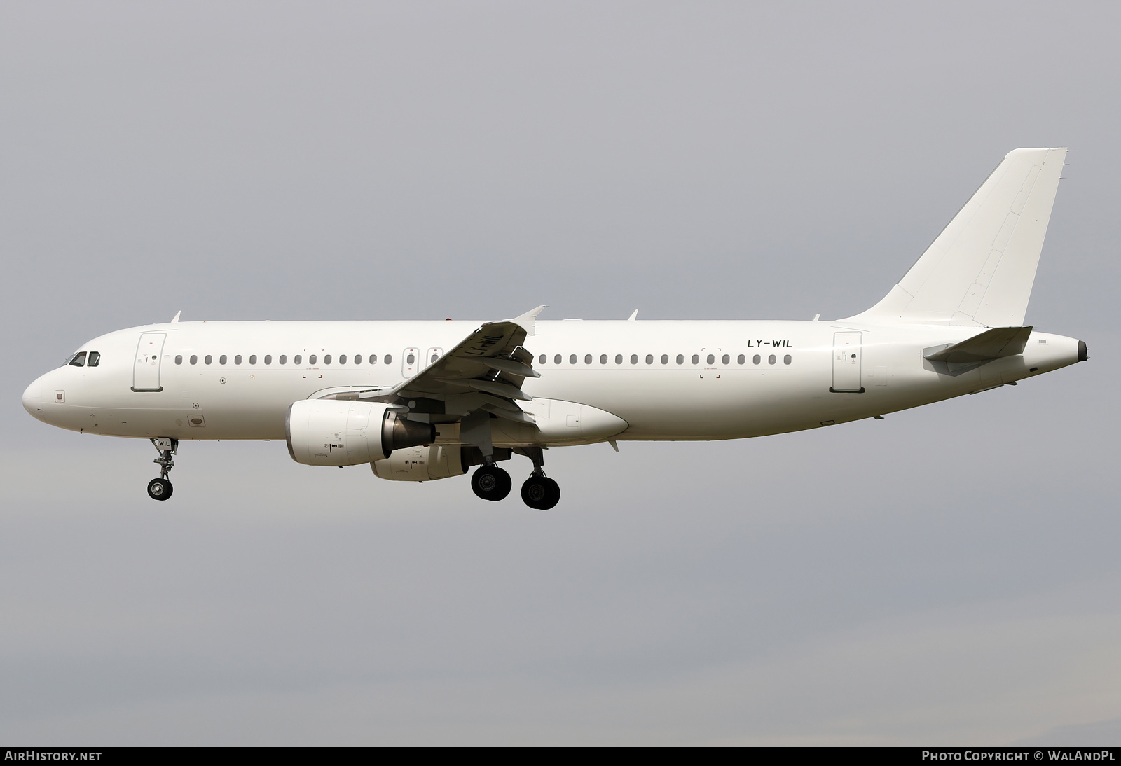 Aircraft Photo of LY-WIL | Airbus A320-214 | AirHistory.net #675562