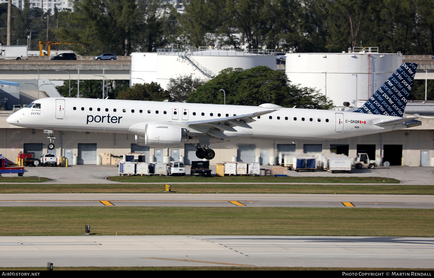 Aircraft Photo of C-GKQR | Embraer 195-E2 (ERJ-190-400) | Porter Airlines | AirHistory.net #675681