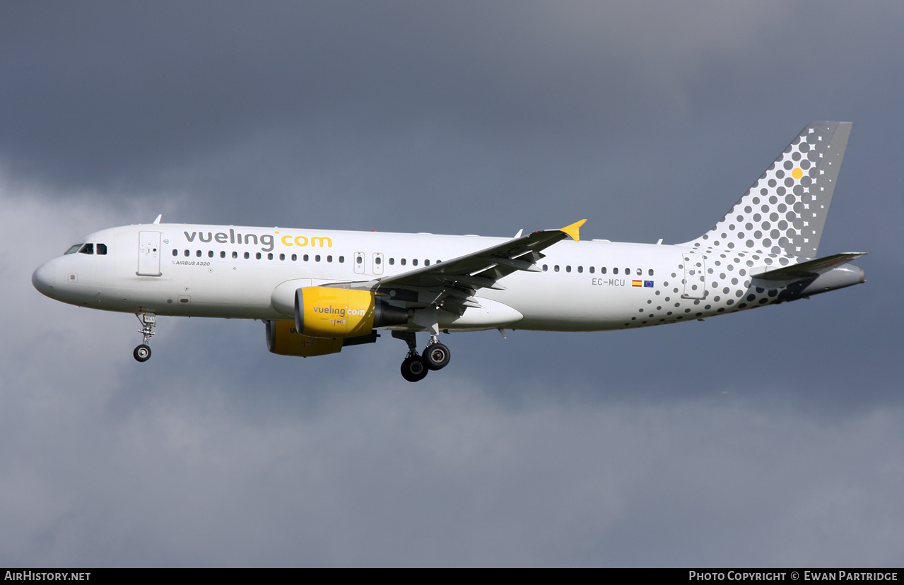 Aircraft Photo of EC-MCU | Airbus A320-214 | Vueling Airlines | AirHistory.net #675895