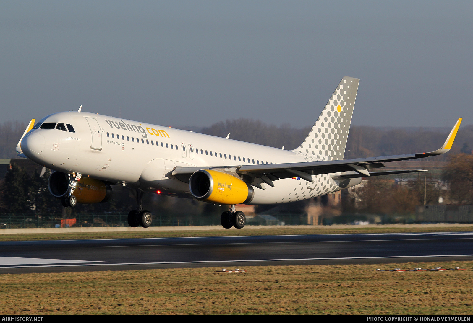 Aircraft Photo of EC-MLE | Airbus A320-232 | Vueling Airlines | AirHistory.net #676022