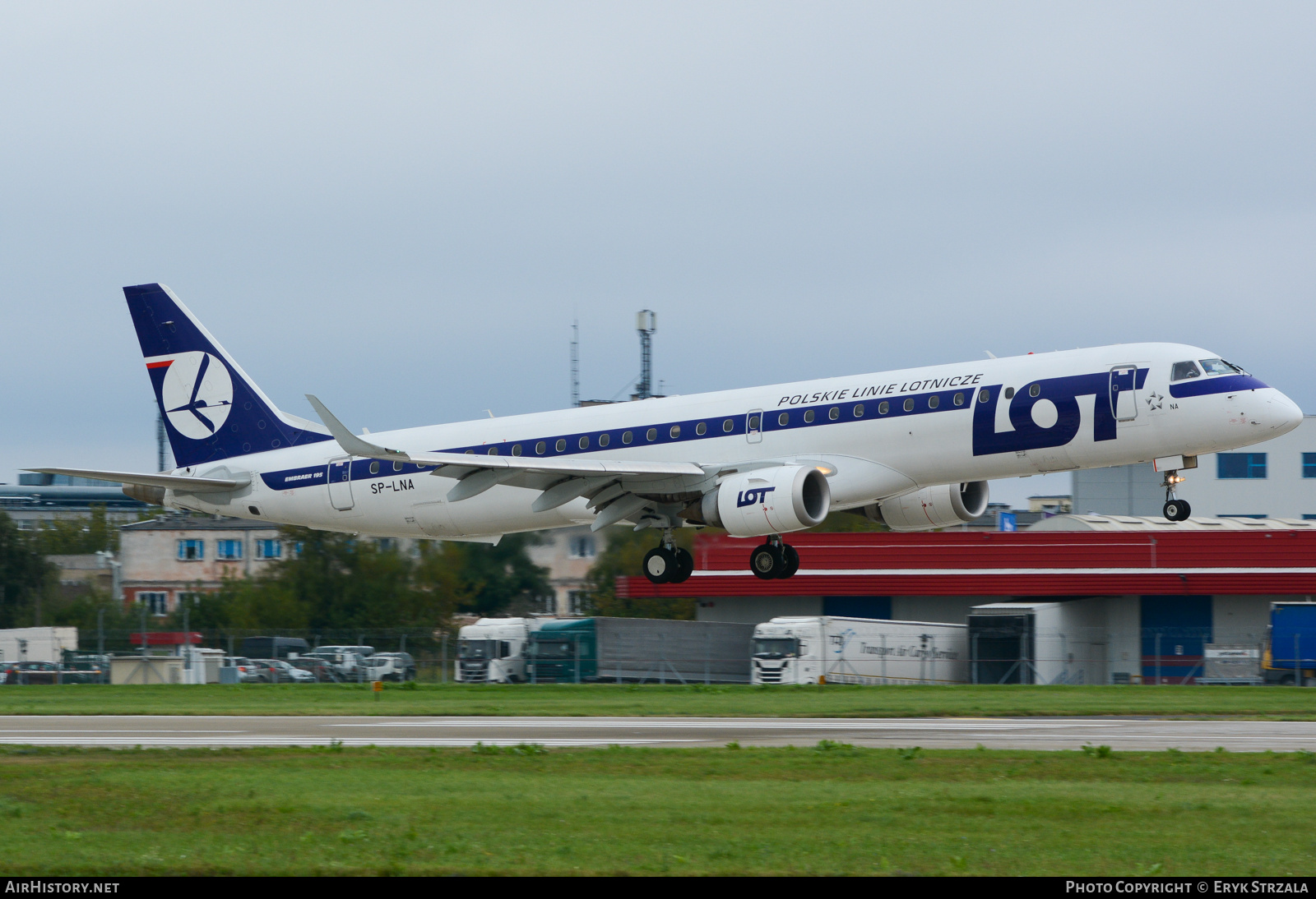 Aircraft Photo of SP-LNA | Embraer 195LR (ERJ-190-200LR) | LOT Polish Airlines - Polskie Linie Lotnicze | AirHistory.net #676041