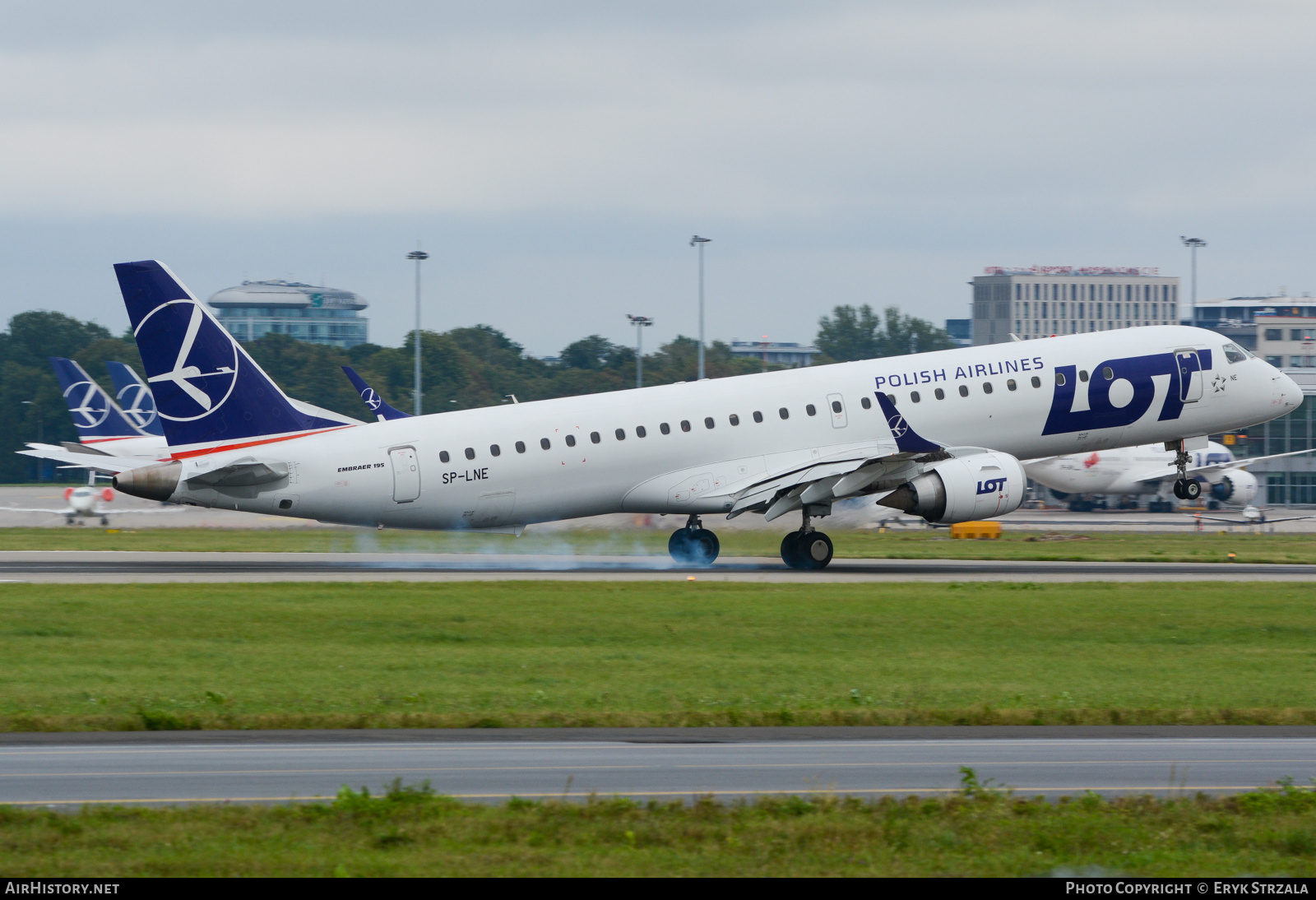 Aircraft Photo of SP-LNE | Embraer 195LR (ERJ-190-200LR) | LOT Polish Airlines - Polskie Linie Lotnicze | AirHistory.net #676042
