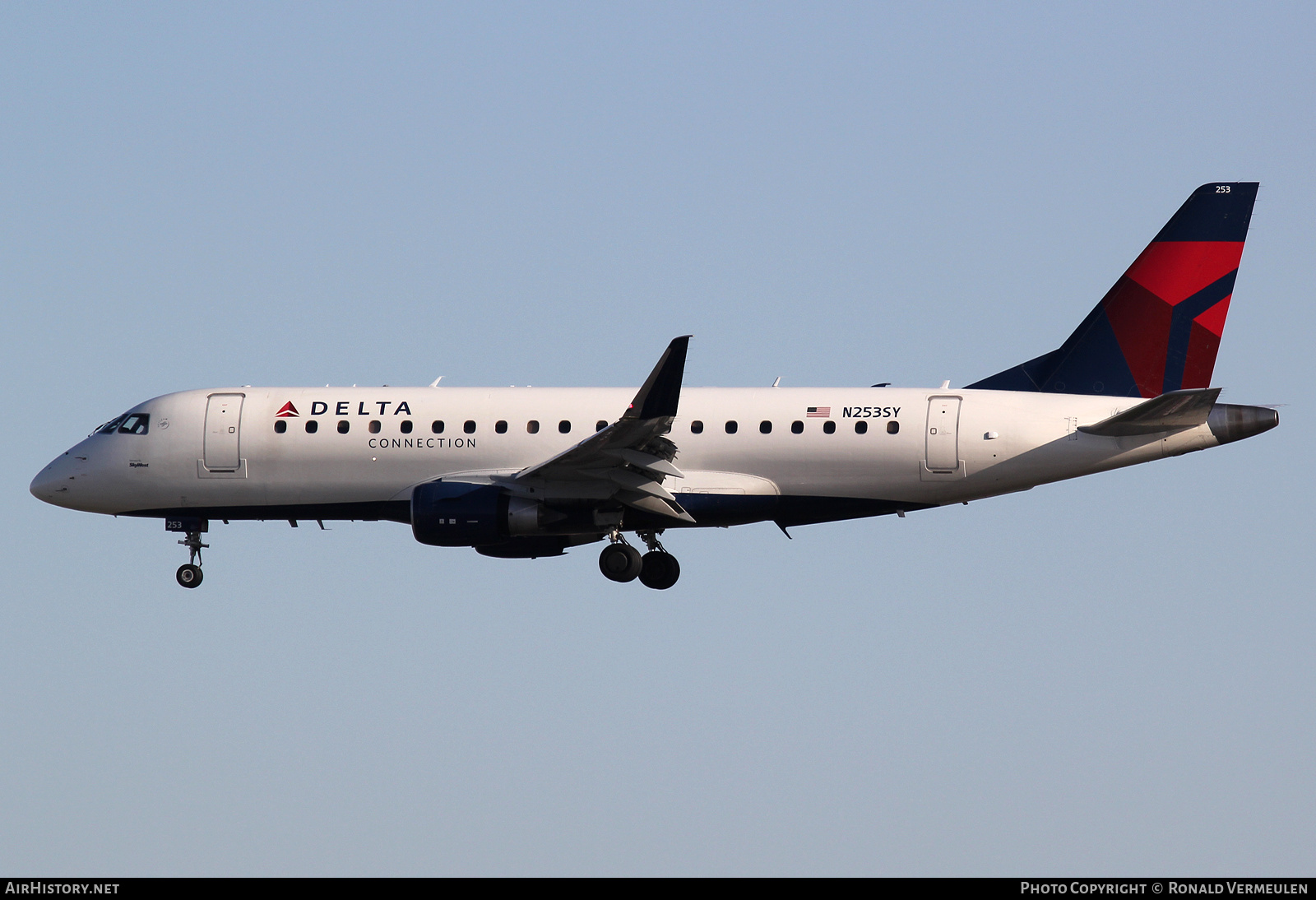Aircraft Photo of N253SY | Embraer 175LR (ERJ-170-200LR) | Delta Connection | AirHistory.net #676289