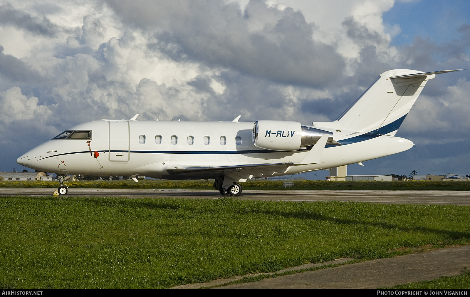 Aircraft Photo of M-RLIV | Bombardier Challenger 605 (CL-600-2B16) | AirHistory.net #676762