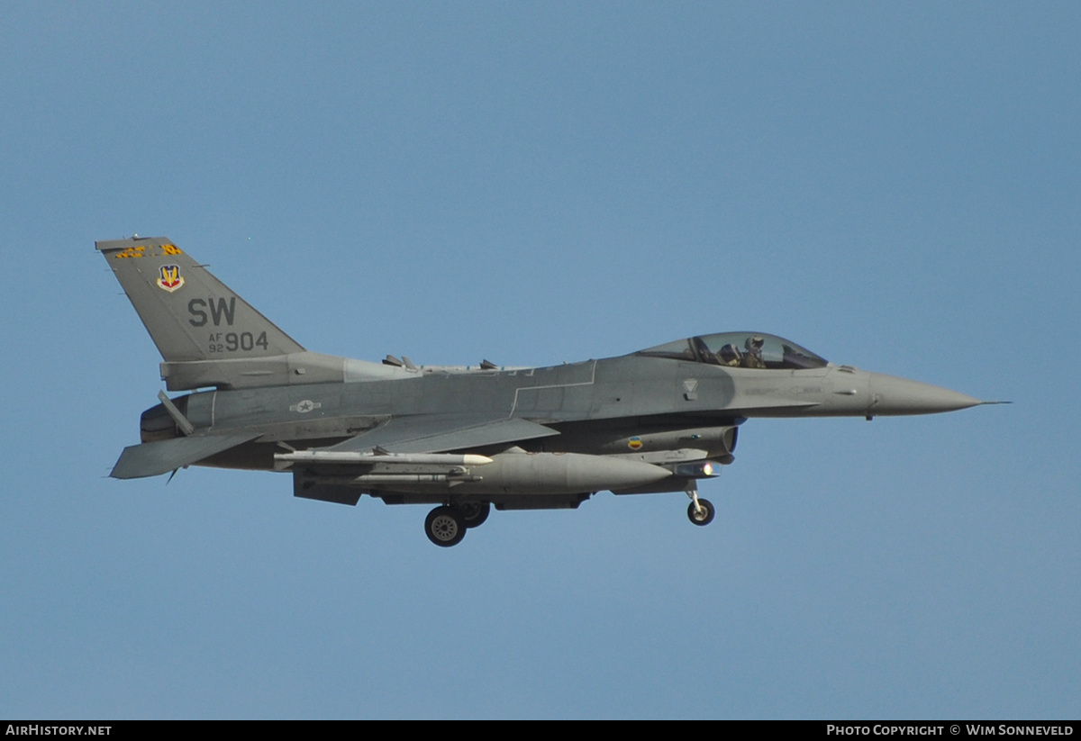 Aircraft Photo of 92-3904 / AF92-904 | General Dynamics F-16CM Fighting Falcon | USA - Air Force | AirHistory.net #677447